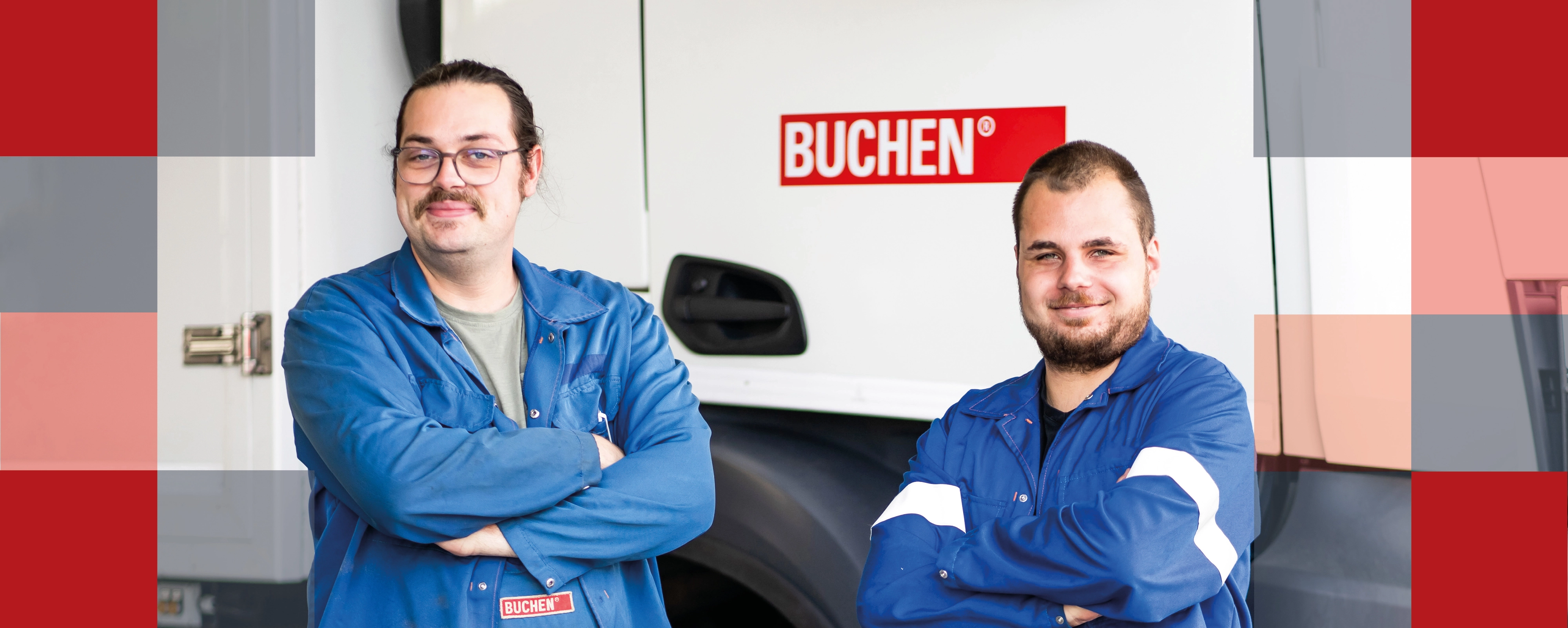 Zwei Männer stehen mit blauen Schutzanzügen und verschränkten Armen fröhlich vor einem BUCHEN Fahrzeug.