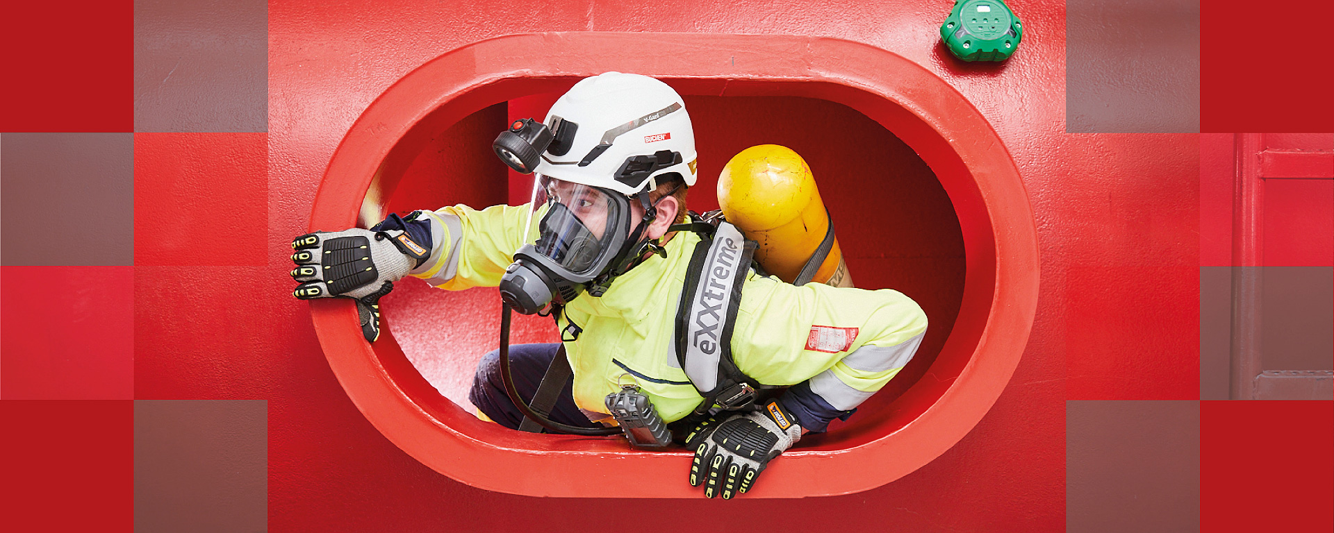 Ein Industriereiniger klettert aus einer Atemschutzübungsstrecke mit einer gelben Schutzausrüstung raus.